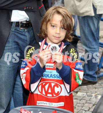 EBEL. Eishockey Bundesliga. Saisonabschlussfeier KAC.  Rylan, Sohn von Sean Brown mit Medaille. Klagenfurt, am 16.4.2011.
Foto: Kuess 

---
pressefotos, pressefotografie, kuess, qs, qspictures, sport, bild, bilder, bilddatenbank