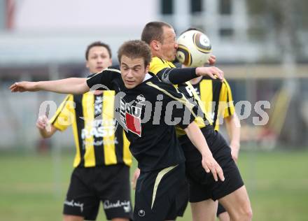 Fussball Kaerntner Liga. Griffen gegen Bleiburg. Borut Vrhnjak (Griffen), Benjamin Opietnik (Bleiburg). Griffen, am 16.4.2011.
Foto: Kuess
---
pressefotos, pressefotografie, kuess, qs, qspictures, sport, bild, bilder, bilddatenbank