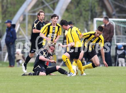 Fussball Kaerntner Liga. Griffen gegen Bleiburg. Gerald Eberhardt, Christian Stanic (Griffen), Thomas Hoeller (Bleiburg). Griffen, am 16.4.2011.
Foto: Kuess
---
pressefotos, pressefotografie, kuess, qs, qspictures, sport, bild, bilder, bilddatenbank