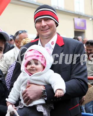 EBEL. Eishockey Bundesliga. Saisonabschlussfeier KAC.  Mike Siklenka mit Nachwuchs. Klagenfurt, am 16.4.2011.
Foto: Kuess 

---
pressefotos, pressefotografie, kuess, qs, qspictures, sport, bild, bilder, bilddatenbank