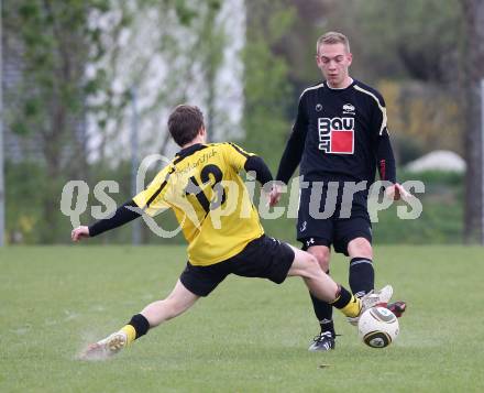 Fussball Kaerntner Liga. Griffen gegen Bleiburg. Markus Sauerschnig (Griffen), Milos Ilic (Bleiburg). Griffen, am 16.4.2011.
Foto: Kuess
---
pressefotos, pressefotografie, kuess, qs, qspictures, sport, bild, bilder, bilddatenbank