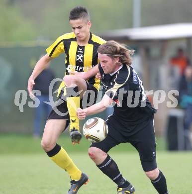 Fussball Kaerntner Liga. Griffen gegen Bleiburg. Christian Stanic (Griffen), Thomas Hoeller (Bleiburg). Griffen, am 16.4.2011.
Foto: Kuess
---
pressefotos, pressefotografie, kuess, qs, qspictures, sport, bild, bilder, bilddatenbank