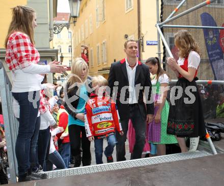 EBEL. Eishockey Bundesliga. Saisonabschlussfeier KAC.  Mike Craig mit Sohn und Tochter. Klagenfurt, am 16.4.2011.
Foto: Kuess 

---
pressefotos, pressefotografie, kuess, qs, qspictures, sport, bild, bilder, bilddatenbank