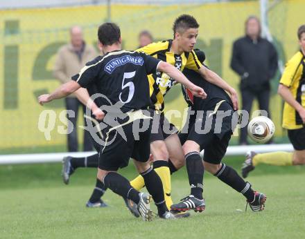 Fussball Kaerntner Liga. Griffen gegen Bleiburg. Christian Stanic (Griffen), Robert Pevec, Milos Ilic (Bleiburg). Griffen, am 16.4.2011.
Foto: Kuess
---
pressefotos, pressefotografie, kuess, qs, qspictures, sport, bild, bilder, bilddatenbank