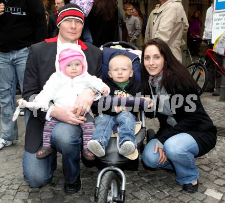 EBEL. Eishockey Bundesliga. Saisonabschlussfeier KAC.  Mike Siklenka mit Familie. Klagenfurt, am 16.4.2011.
Foto: Kuess 

---
pressefotos, pressefotografie, kuess, qs, qspictures, sport, bild, bilder, bilddatenbank