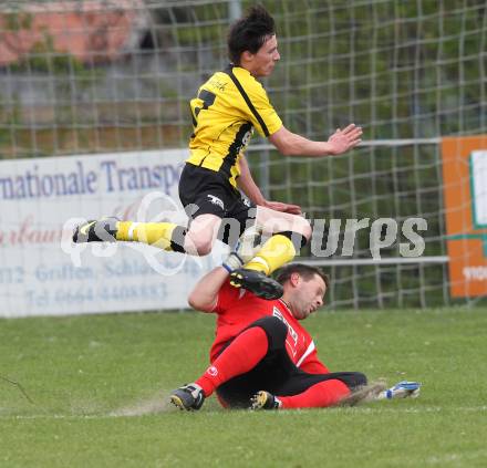 Fussball Kaerntner Liga. Griffen gegen Bleiburg. Kevin Rutter (Griffen), Norbert Wriessnig (Bleiburg). Griffen, am 16.4.2011.
Foto: Kuess
---
pressefotos, pressefotografie, kuess, qs, qspictures, sport, bild, bilder, bilddatenbank