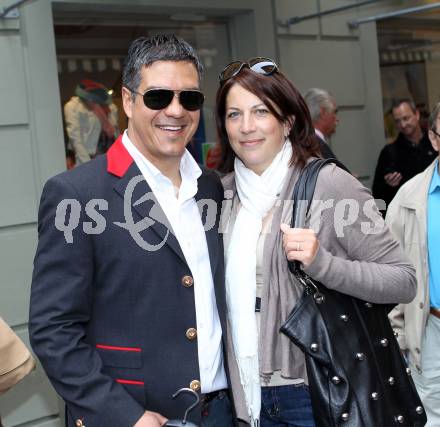 EBEL. Eishockey Bundesliga. Saisonabschlussfeier KAC.  Trainer Many Viveiros mit Laurie. Klagenfurt, am 16.4.2011.
Foto: Kuess 

---
pressefotos, pressefotografie, kuess, qs, qspictures, sport, bild, bilder, bilddatenbank