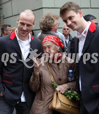 EBEL. Eishockey Bundesliga. Saisonabschlussfeier KAC.  Johannes Kirisits, Paul Schellander, Fan. Klagenfurt, am 16.4.2011.
Foto: Kuess 

---
pressefotos, pressefotografie, kuess, qs, qspictures, sport, bild, bilder, bilddatenbank