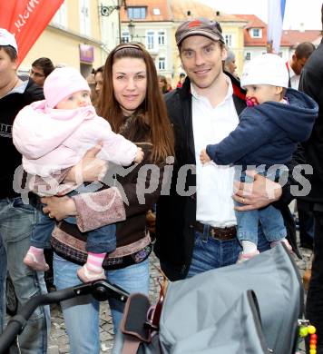 EBEL. Eishockey Bundesliga. Saisonabschlussfeier KAC.  Dieter Kalt mit Ehefrau und den Zwillingen. Klagenfurt, am 16.4.2011.
Foto: Kuess 

---
pressefotos, pressefotografie, kuess, qs, qspictures, sport, bild, bilder, bilddatenbank