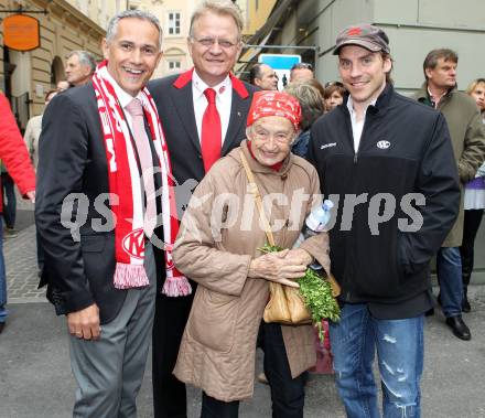 EBEL. Eishockey Bundesliga. Saisonabschlussfeier KAC.  Stadtrat Juergen Pfeiler, Peter Ambrozy, Dieter Kalt, Fan. Klagenfurt, am 16.4.2011.
Foto: Kuess 

---
pressefotos, pressefotografie, kuess, qs, qspictures, sport, bild, bilder, bilddatenbank