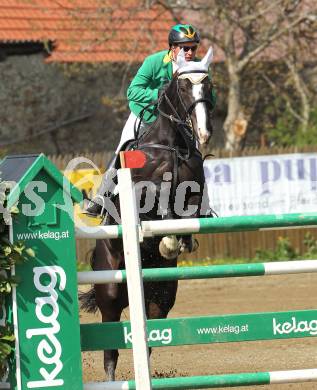 Reiten. Reit- und Springturnier. Dieter Koefler auf Casper 150. St. Veit, am 17.4.2011.
Foto: Kuess
---
pressefotos, pressefotografie, kuess, qs, qspictures, sport, bild, bilder, bilddatenbank