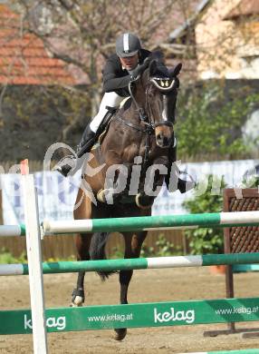 Reiten. Reit- und Springturnier. Ulrich Domaingo auf Darkness Delight. St. Veit, am 17.4.2011.
Foto: Kuess
---
pressefotos, pressefotografie, kuess, qs, qspictures, sport, bild, bilder, bilddatenbank