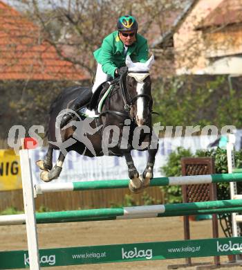 Reiten. Reit- und Springturnier. Dieter Koefler auf Casper 150. St. Veit, am 17.4.2011.
Foto: Kuess
---
pressefotos, pressefotografie, kuess, qs, qspictures, sport, bild, bilder, bilddatenbank