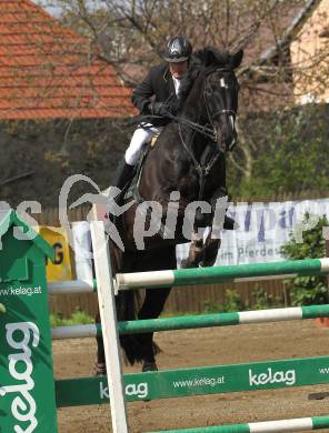 Reiten. Reit- und Springturnier. Dieter Sommerhuber auf Rubico. St. Veit, am 17.4.2011.
Foto: Kuess
---
pressefotos, pressefotografie, kuess, qs, qspictures, sport, bild, bilder, bilddatenbank