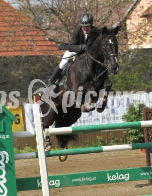 Reiten. Reit- und Springturnier. Dieter Sommerhuber auf Rubico. St. Veit, am 17.4.2011.
Foto: Kuess
---
pressefotos, pressefotografie, kuess, qs, qspictures, sport, bild, bilder, bilddatenbank