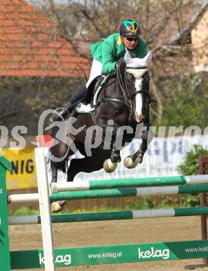 Reiten. Reit- und Springturnier. Dieter Koefler auf Casper 150. St. Veit, am 17.4.2011.
Foto: Kuess
---
pressefotos, pressefotografie, kuess, qs, qspictures, sport, bild, bilder, bilddatenbank