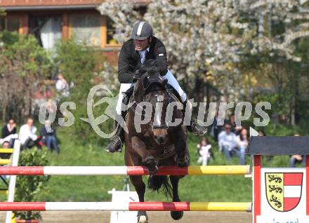 Reiten. Reit- und Springturnier. Ulrich Domaingo auf Darkness Delight. St. Veit, am 17.4.2011.
Foto: Kuess
---
pressefotos, pressefotografie, kuess, qs, qspictures, sport, bild, bilder, bilddatenbank