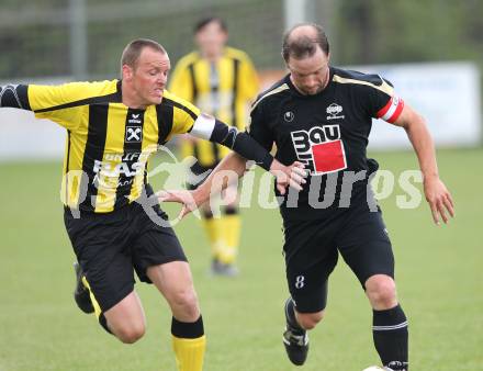 Fussball Kaerntner Liga. Griffen gegen Bleiburg. Borut Vrhnjak (Griffen), Daniel Wriessnig (Bleiburg). Griffen, am 16.4.2011.
Foto: Kuess
---
pressefotos, pressefotografie, kuess, qs, qspictures, sport, bild, bilder, bilddatenbank