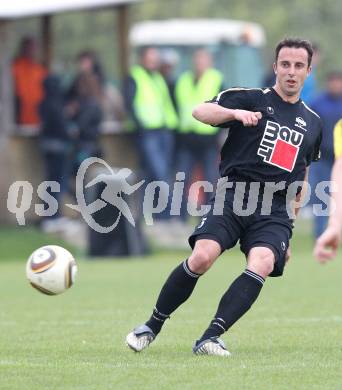 Fussball Kaerntner Liga. Griffen gegen Bleiburg. Robert Pevec (Bleiburg). Griffen, am 16.4.2011.
Foto: Kuess
---
pressefotos, pressefotografie, kuess, qs, qspictures, sport, bild, bilder, bilddatenbank