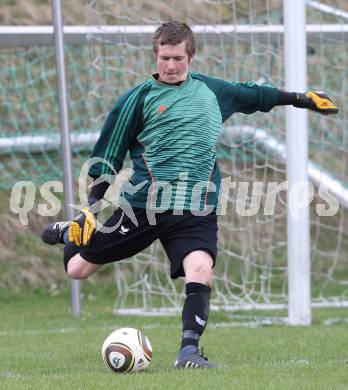 Fussball Kaerntner Liga. Griffen gegen Bleiburg. Manuel Kopeinig (Griffen). Griffen, am 16.4.2011.
Foto: Kuess
---
pressefotos, pressefotografie, kuess, qs, qspictures, sport, bild, bilder, bilddatenbank