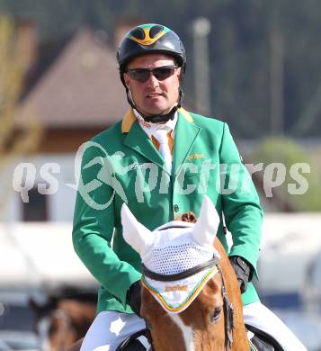 Reiten. Reit- und Springturnier. Dieter Koefler. Reitplatz. St. Veit, am 17.4.2011.
Foto: Kuess
---
pressefotos, pressefotografie, kuess, qs, qspictures, sport, bild, bilder, bilddatenbank