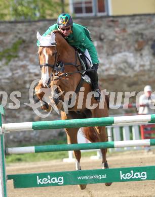 Reiten. Reit- und Springturnier. Dieter Koefler auf Golden Gun. St. Veit, am 17.4.2011.
Foto: Kuess
---
pressefotos, pressefotografie, kuess, qs, qspictures, sport, bild, bilder, bilddatenbank