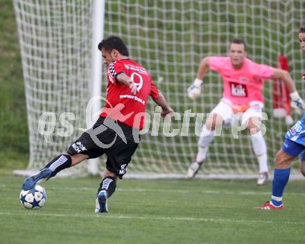 Fussball. Regionalliga. Feldkirchen SV gegen GAK. Miloti Auron (Feldkirchen),  Poesendorfer Rene (GAK). Klagenfurt, 22.4.2011.
Foto: Kuess

---
pressefotos, pressefotografie, kuess, qs, qspictures, sport, bild, bilder, bilddatenbank