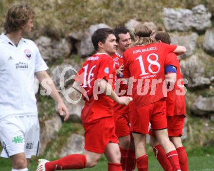 Fussball Unterliga Ost. DSG Sele Zell gegen SV Ludmannsdorf. Torjubel (Sele Zell). Zell Pfarre, am 23.4.2011.
Foto: Kuess
---
pressefotos, pressefotografie, kuess, qs, qspictures, sport, bild, bilder, bilddatenbank