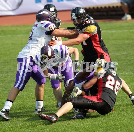 AFL. American Football. Black Lions gegen Vienna Vikings. Christoph Leitner, Alexander Field  (Black Lions), Tony Hunt, Florian Hiess, Aleksandar Milanovic  (Vienna Vikings). Villach, am 24.4.2011.
Foto: Kuess
---
pressefotos, pressefotografie, kuess, qs, qspictures, sport, bild, bilder, bilddatenbank