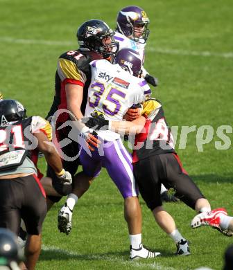 AFL. American Football. Black Lions gegen Vienna Vikings. Alexander Field, Pico Rabitsch (Black Lions), Kenneth Chinaemelu (Vienna Vikings). Villach, am 24.4.2011.
Foto: Kuess
---
pressefotos, pressefotografie, kuess, qs, qspictures, sport, bild, bilder, bilddatenbank