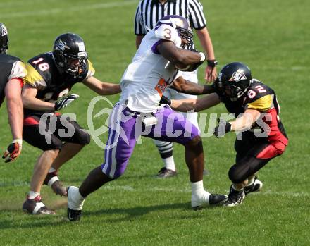 AFL. American Football. Black Lions gegen Vienna Vikings. Felix Knees, Pico Rabitsch  (Black Lions), Tony Hunt (Vienna Vikings). Villach, am 24.4.2011.
Foto: Kuess
---
pressefotos, pressefotografie, kuess, qs, qspictures, sport, bild, bilder, bilddatenbank