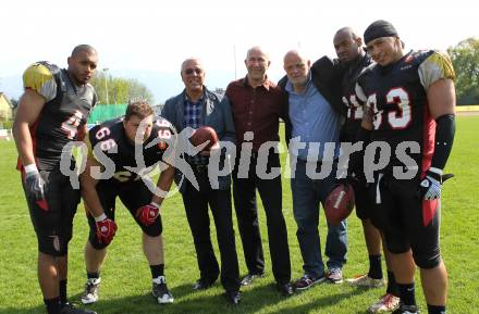 AFL. American Football. Black Lions gegen Vienna Vikings. Maurice Banks, Bernd Leitsoni, Stadtrat Josef Zauchner, Manfred Mochar,  Kellen Pruitt, Ramon Abdel Azim Mohamed  (Black Lions). Villach, am 24.4.2011.
Foto: Kuess
---
pressefotos, pressefotografie, kuess, qs, qspictures, sport, bild, bilder, bilddatenbank