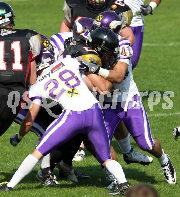 AFL. American Football. Black Lions gegen Vienna Vikings. Stefan Probst (Black Lions), Christoph Putz, Dustin Illetschko   (Vienna Vikings). Villach, am 24.4.2011.
Foto: Kuess
---
pressefotos, pressefotografie, kuess, qs, qspictures, sport, bild, bilder, bilddatenbank