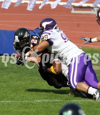 AFL. American Football. Black Lions gegen Vienna Vikings. Andreas Stossier (Black Lions), Brandon Collier (Vienna Vikings). Villach, am 24.4.2011.
Foto: Kuess
---
pressefotos, pressefotografie, kuess, qs, qspictures, sport, bild, bilder, bilddatenbank