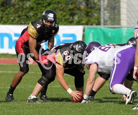 AFL. American Football. Black Lions gegen Vienna Vikings. Maurice Banks, Matic Pirnat (Black Lions), Darko Galic (Vienna Vikings). Villach, am 24.4.2011.
Foto: Kuess
---
pressefotos, pressefotografie, kuess, qs, qspictures, sport, bild, bilder, bilddatenbank