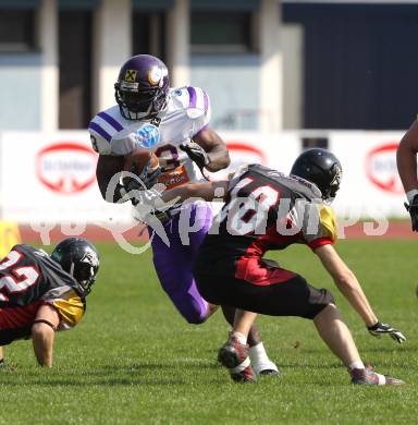 AFL. American Football. Black Lions gegen Vienna Vikings. Felix Knees (Black Lions), Tony Hunt (Vienna Vikings). Villach, am 24.4.2011.
Foto: Kuess
---
pressefotos, pressefotografie, kuess, qs, qspictures, sport, bild, bilder, bilddatenbank