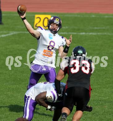 AFL. American Football. Black Lions gegen Vienna Vikings. Ramon Abdel Azim Mohamed (Black Lions), Christoph Gross (Vienna Vikings). Villach, am 24.4.2011.
Foto: Kuess
---
pressefotos, pressefotografie, kuess, qs, qspictures, sport, bild, bilder, bilddatenbank