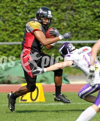 AFL. American Football. Black Lions gegen Vienna Vikings. Maurice Banks (Black Lions), Daniel Auboeck (Vienna Vikings). Villach, am 24.4.2011.
Foto: Kuess
---
pressefotos, pressefotografie, kuess, qs, qspictures, sport, bild, bilder, bilddatenbank