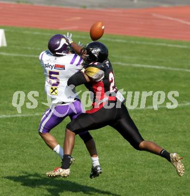 AFL. American Football. Black Lions gegen Vienna Vikings. Timothee Bach (Black Lions), Peter Tutsch (Vienna Vikings). Villach, am 24.4.2011.
Foto: Kuess
---
pressefotos, pressefotografie, kuess, qs, qspictures, sport, bild, bilder, bilddatenbank