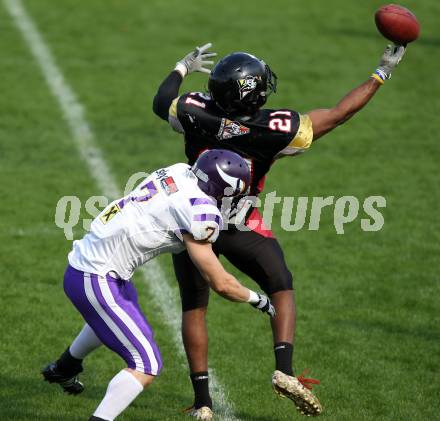 AFL. American Football. Black Lions gegen Vienna Vikings. Kellen Pruitt (Black Lions), Johannes Neusser  (Vienna Vikings). Villach, am 24.4.2011.
Foto: Kuess
---
pressefotos, pressefotografie, kuess, qs, qspictures, sport, bild, bilder, bilddatenbank