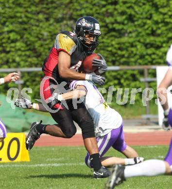 AFL. American Football. Black Lions gegen Vienna Vikings. Maurice Banks (Black Lions), Daniel Auboeck (Vienna Vikings). Villach, am 24.4.2011.
Foto: Kuess
---
pressefotos, pressefotografie, kuess, qs, qspictures, sport, bild, bilder, bilddatenbank