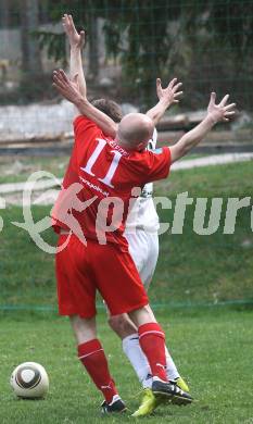 Fussball Unterliga Ost. DSG Sele Zell gegen SV Ludmannsdorf. Florijan Dovjak (Sele Zell), Johannes Kroepfl (Ludmannsdorf). Zell Pfarre, am 23.4.2011.
Foto: Kuess
---
pressefotos, pressefotografie, kuess, qs, qspictures, sport, bild, bilder, bilddatenbank