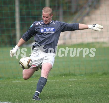 Fussball Unterliga Ost. DSG Sele Zell gegen SV Ludmannsdorf. Philipp Rakuschek (Sele Zell). Zell Pfarre, am 23.4.2011.
Foto: Kuess
---
pressefotos, pressefotografie, kuess, qs, qspictures, sport, bild, bilder, bilddatenbank