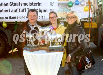 Westernreiten. Kristina Haberl mit ihren Eltern Erich und Susanne.
St. Veit, 30.10.2010.
Foto: Kuess
---
pressefotos, pressefotografie, kuess, qs, qspictures, sport, bild, bilder, bilddatenbank