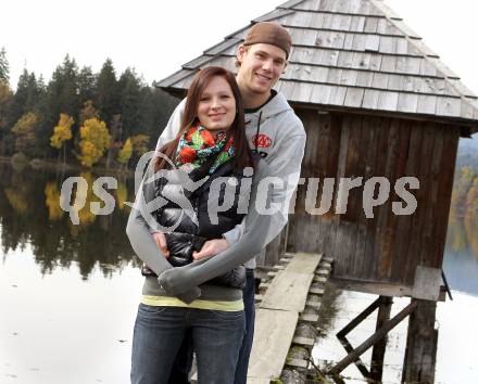 EBEL. Eishockey Bundesliga. KAC. Markus Pirmann mit Freundin Lisa. Moosburg, 23.10.2010.
Foto: Kuess

---
pressefotos, pressefotografie, kuess, qs, qspictures, sport, bild, bilder, bilddatenbank