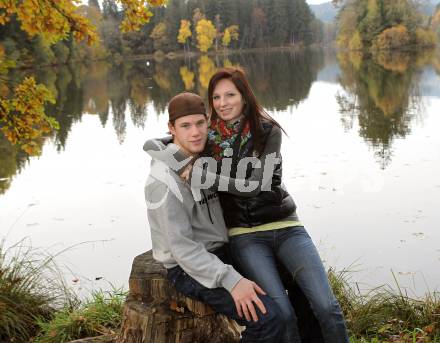 EBEL. Eishockey Bundesliga. KAC. Markus Pirmann mit Freundin Lisa. Moosburg, 23.10.2010.
Foto: Kuess
---
pressefotos, pressefotografie, kuess, qs, qspictures, sport, bild, bilder, bilddatenbank