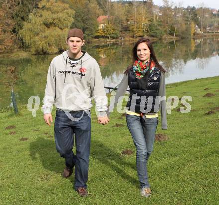 EBEL. Eishockey Bundesliga. KAC. Markus Pirmann mit Freundin Lisa. Moosburg, 23.10.2010.
Foto: Kuess
---
pressefotos, pressefotografie, kuess, qs, qspictures, sport, bild, bilder, bilddatenbank