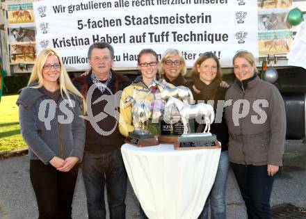 Westernreiten. Kristina Haberl mit ihren Eltern Erich und Susanne, und ihren Schwestern Susanne, Simone, Elke.
St. Veit, 30.10.2010.
Foto: Kuess
---
pressefotos, pressefotografie, kuess, qs, qspictures, sport, bild, bilder, bilddatenbank