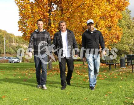 Fussball Kaerntner Liga. Alexander Kirisits (ATSV Wolfsberg), Trainer Helmut Kirisits (ATSV Wolfsberg), Michael Kirisits (VSV),. Klagenfurt, am 20.10.2010.
Foto: Kuess
---
pressefotos, pressefotografie, kuess, qs, qspictures, sport, bild, bilder, bilddatenbank