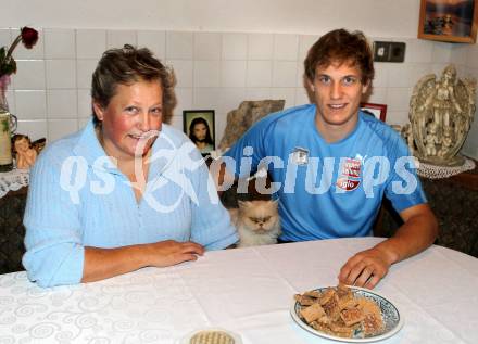 Ski Alpin. Weltcup. Super-G. Otmar Striedinger mit Mutter. Eisentratten, 9.11.2010.
Foto: Kuess
---
pressefotos, pressefotografie, kuess, qs, qspictures, sport, bild, bilder, bilddatenbank